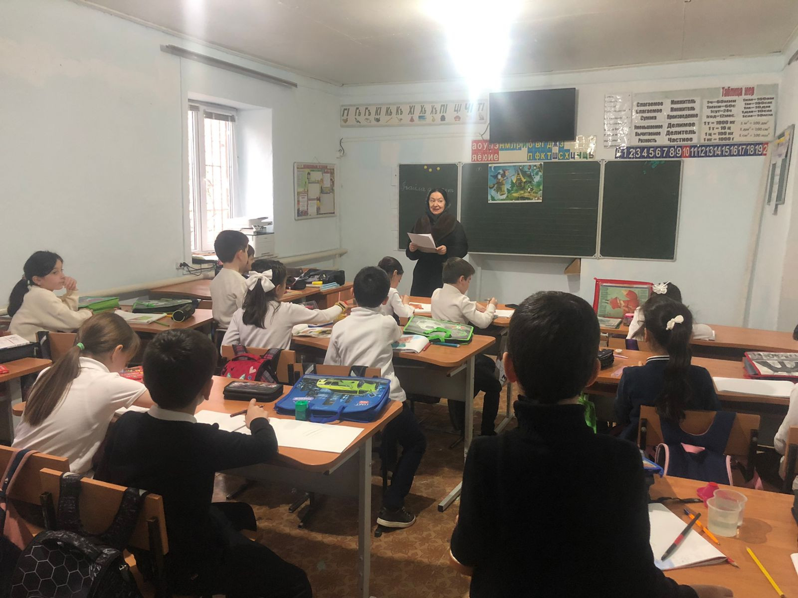 Беседа в школе № 1 с учащимися пятого класса на тему "День памяти воинам-интернационалистов" в связи с 35-летием вывода Советских войск из Афганистана.